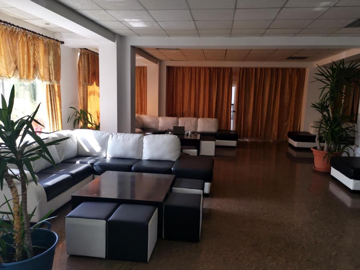 פיטסטי Hotel Dinastia מראה חיצוני תמונה