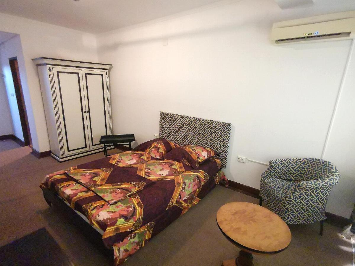 פיטסטי Hotel Dinastia מראה חיצוני תמונה