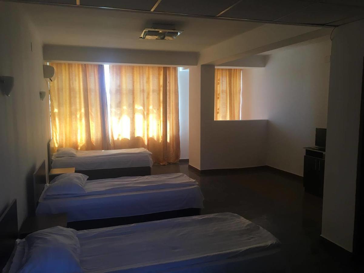 פיטסטי Hotel Dinastia מראה חיצוני תמונה